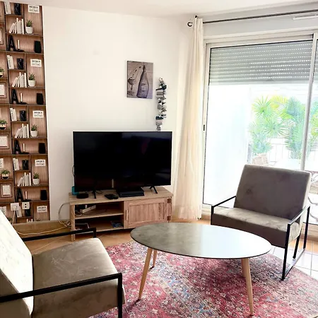 Terrace, Aircon Garage, Elevator, Near Downtown Lejlighed
